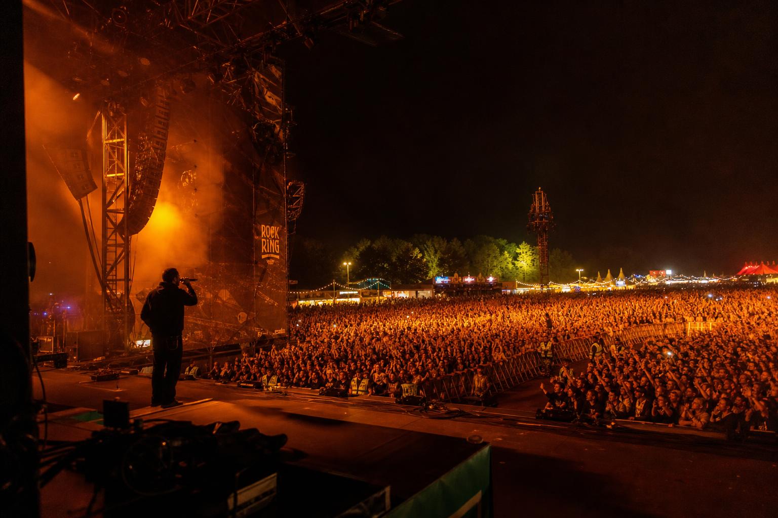 Live-Konzert mit goldenem Bühnenlicht und Publikum im Rhein-Neckar-Kreis